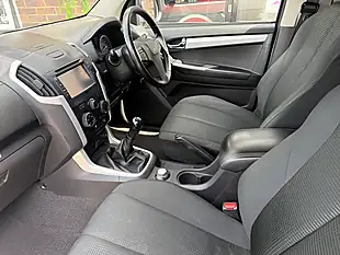 Used 2020 Isuzu D-Max Yukon Silver - Interior and Exterior details 15