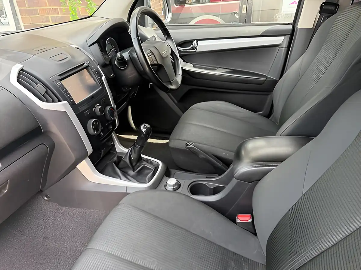 Used 2020 Isuzu D-Max Yukon Silver - Interior and Exterior details 15