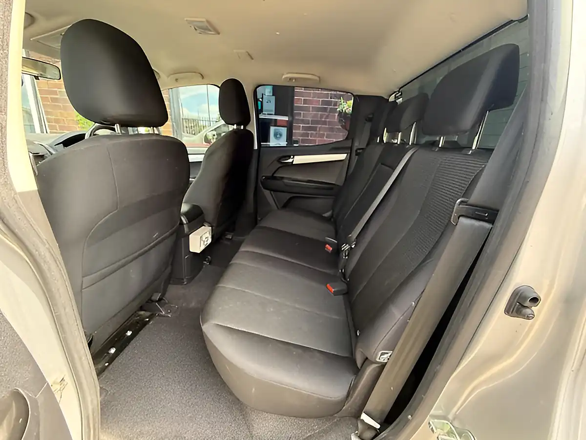 Used 2020 Isuzu D-Max Yukon Silver - Interior and Exterior details 16