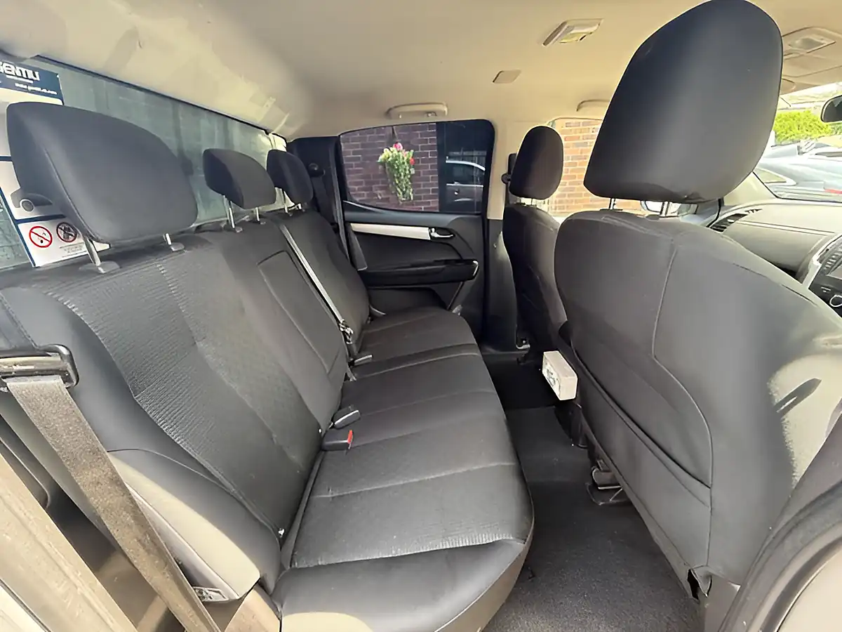 Used 2020 Isuzu D-Max Yukon Silver - Interior and Exterior details 17