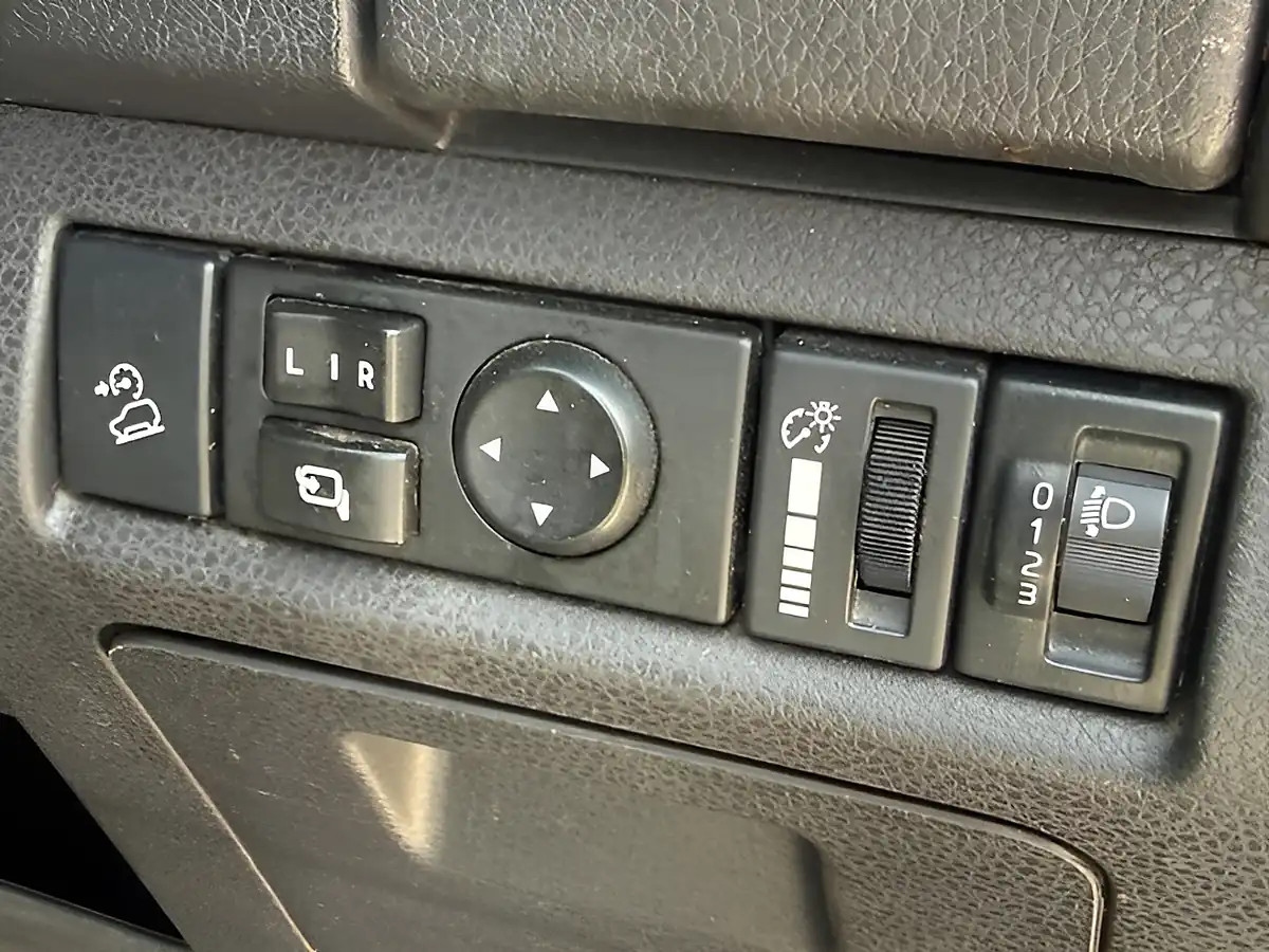 Used 2020 Isuzu D-Max Yukon Silver - Interior and Exterior details 18