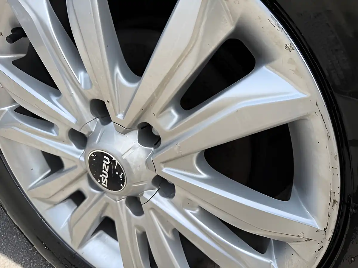 Used 2020 Isuzu D-Max Yukon Silver - Interior and Exterior details 19
