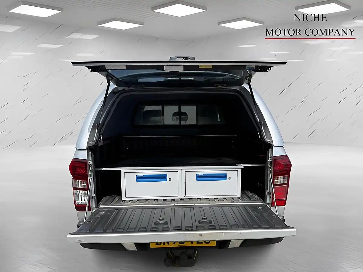 Used 2020 Isuzu D-Max Yukon Silver - Interior and Exterior details 6