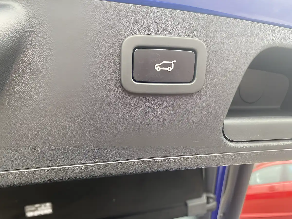 Used 2020 Jaguar E-Pace R-Dynamic Se Caesium Blue - Interior and Exterior details 11