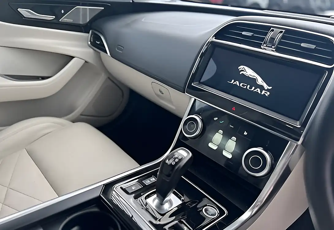 Used 2020 Jaguar Xe Hse Blue - Interior and Exterior details 10