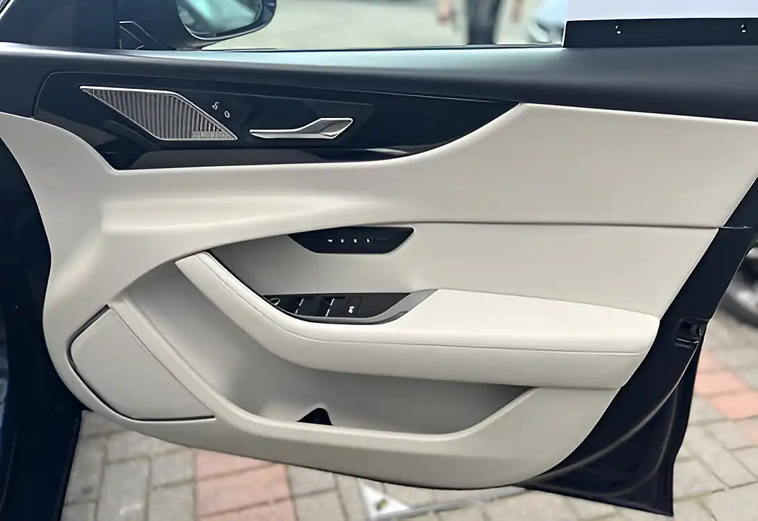 Used 2020 Jaguar Xe Hse Blue - Interior and Exterior details 15