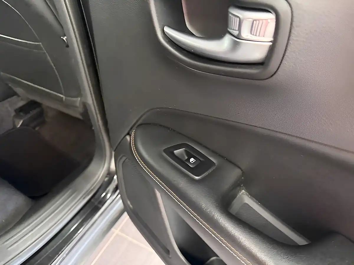 Used 2020 Jeep Compass Longitude Black - Interior and Exterior details 6