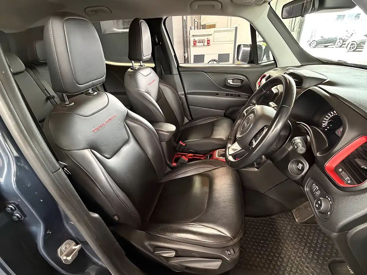Used 2020 Jeep Renegade Trailhawk Blue - Interior and Exterior details 4
