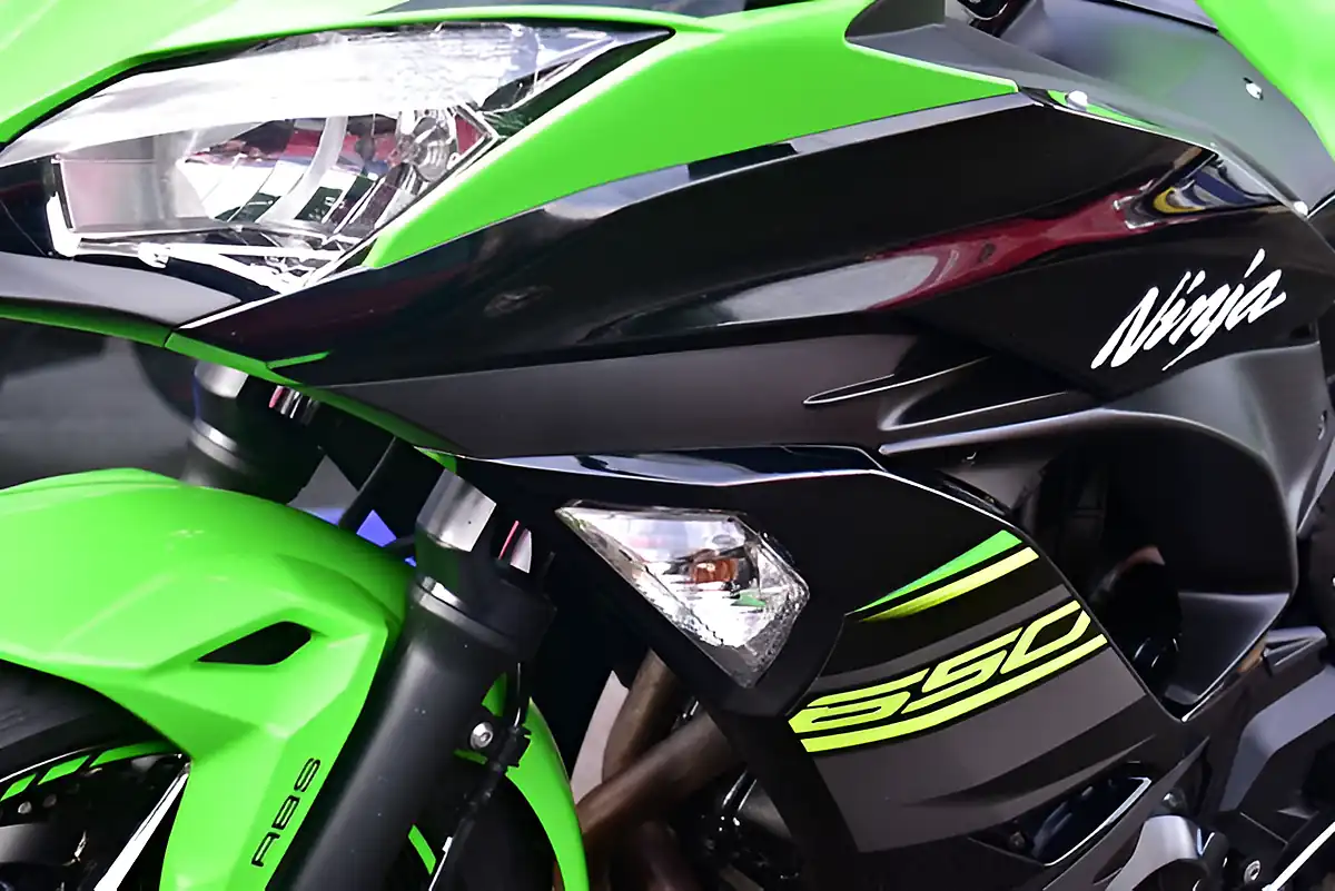 Used 2020 Kawasaki Ninja 650 Super Sports Green - Interior and Exterior details 11