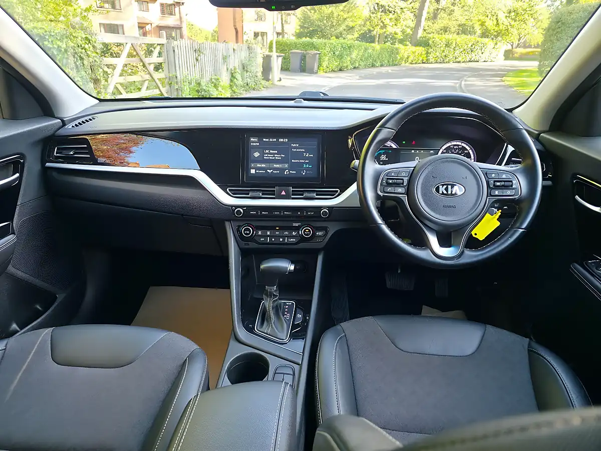 Used 2020 Kia Niro 2 Silver - Interior and Exterior details 10