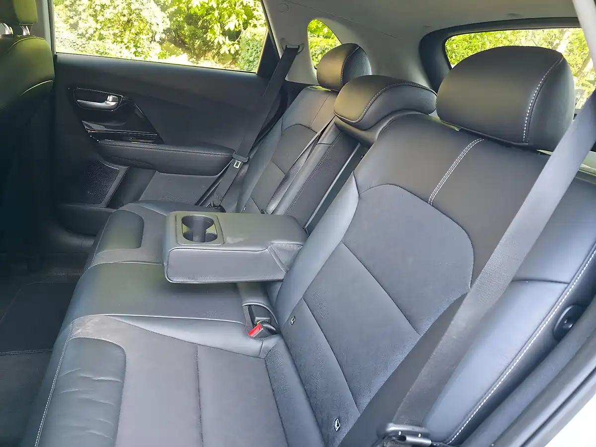 Used 2020 Kia Niro 2 Silver - Interior and Exterior details 11