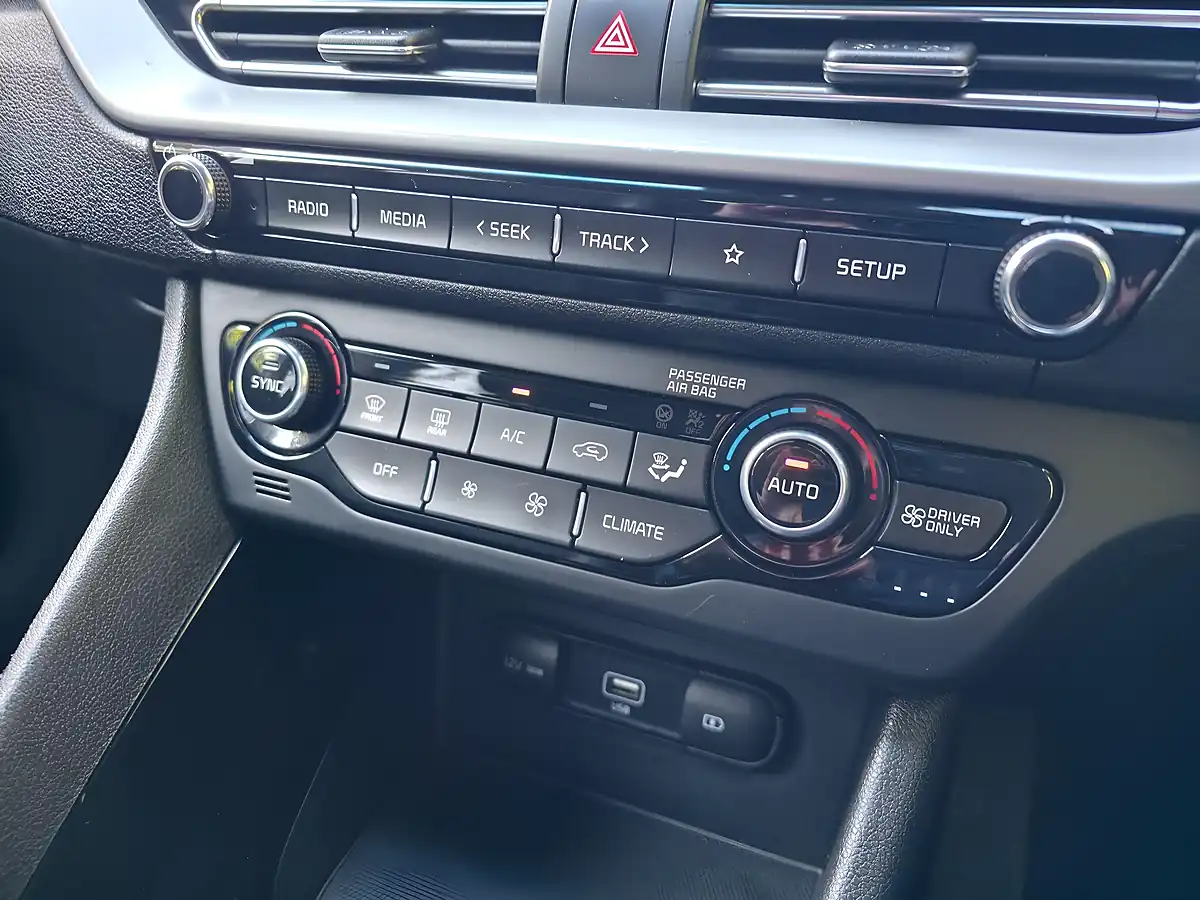 Used 2020 Kia Niro 2 Silver - Interior and Exterior details 12