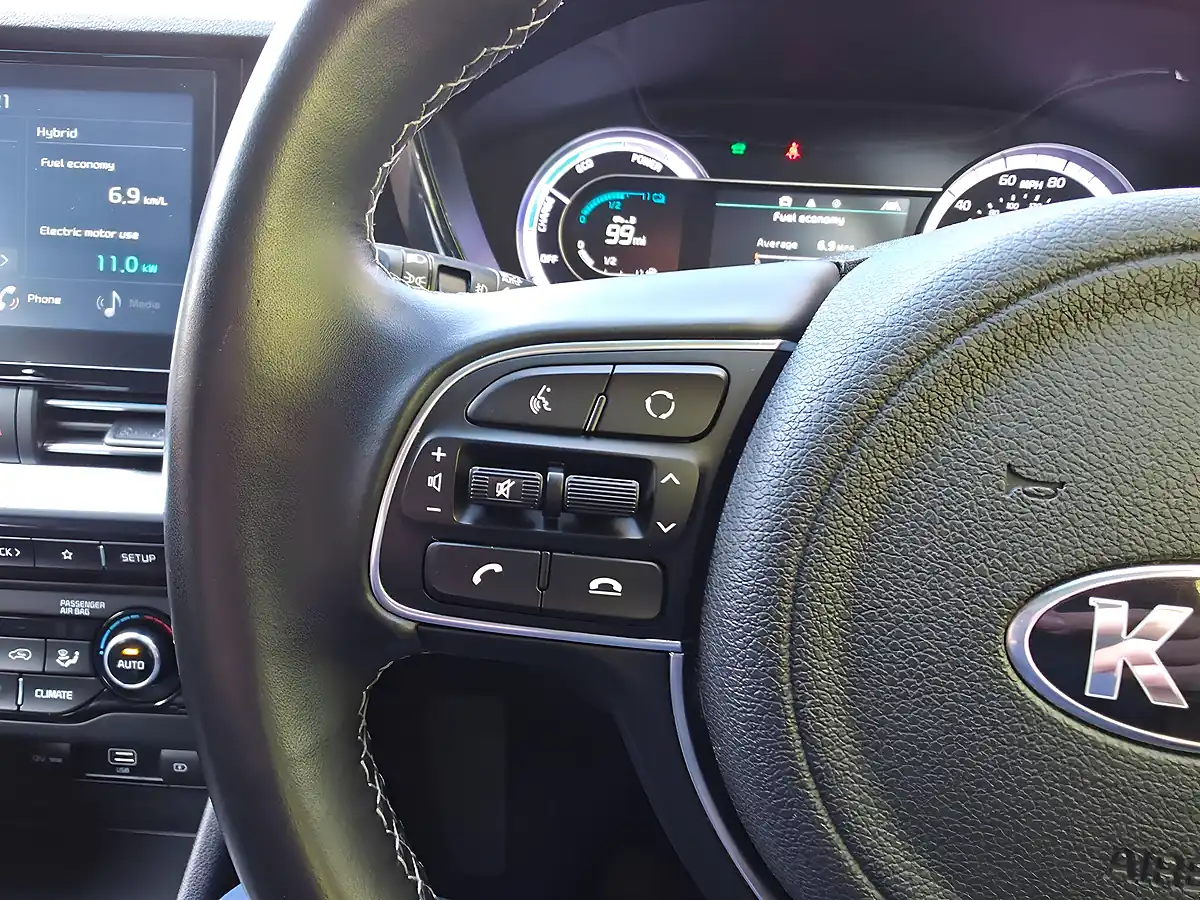 Used 2020 Kia Niro 2 Silver - Interior and Exterior details 13