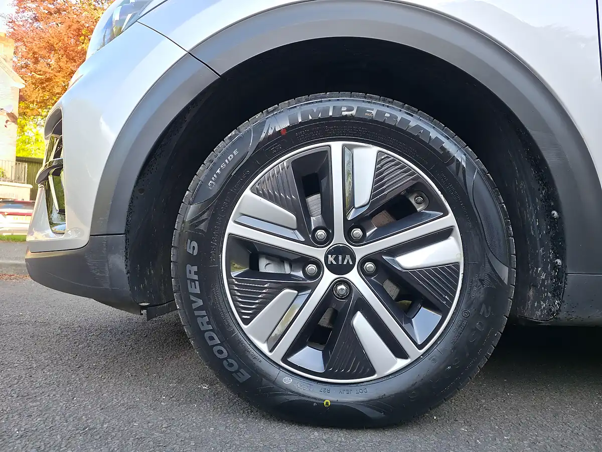 Used 2020 Kia Niro 2 Silver - Interior and Exterior details 14