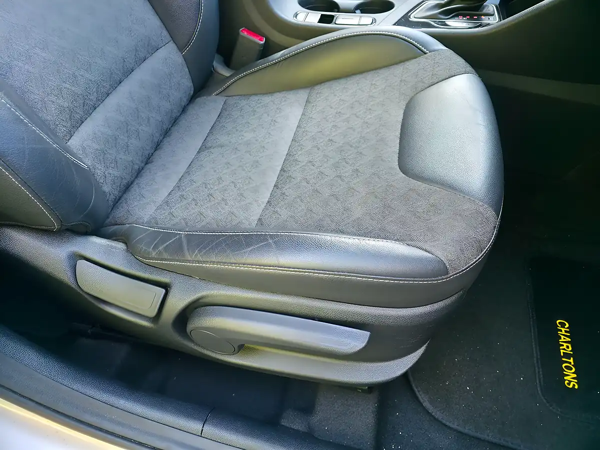 Used 2020 Kia Niro 2 Silver - Interior and Exterior details 18
