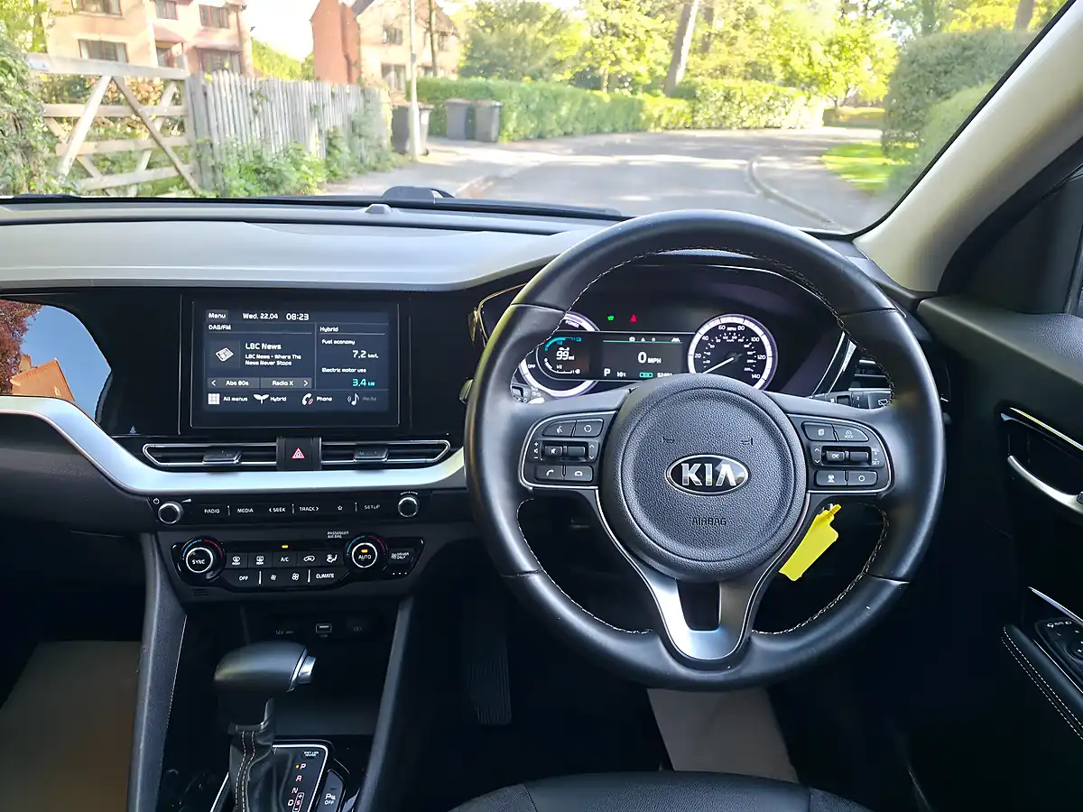 Used 2020 Kia Niro 2 Silver - Interior and Exterior details 20