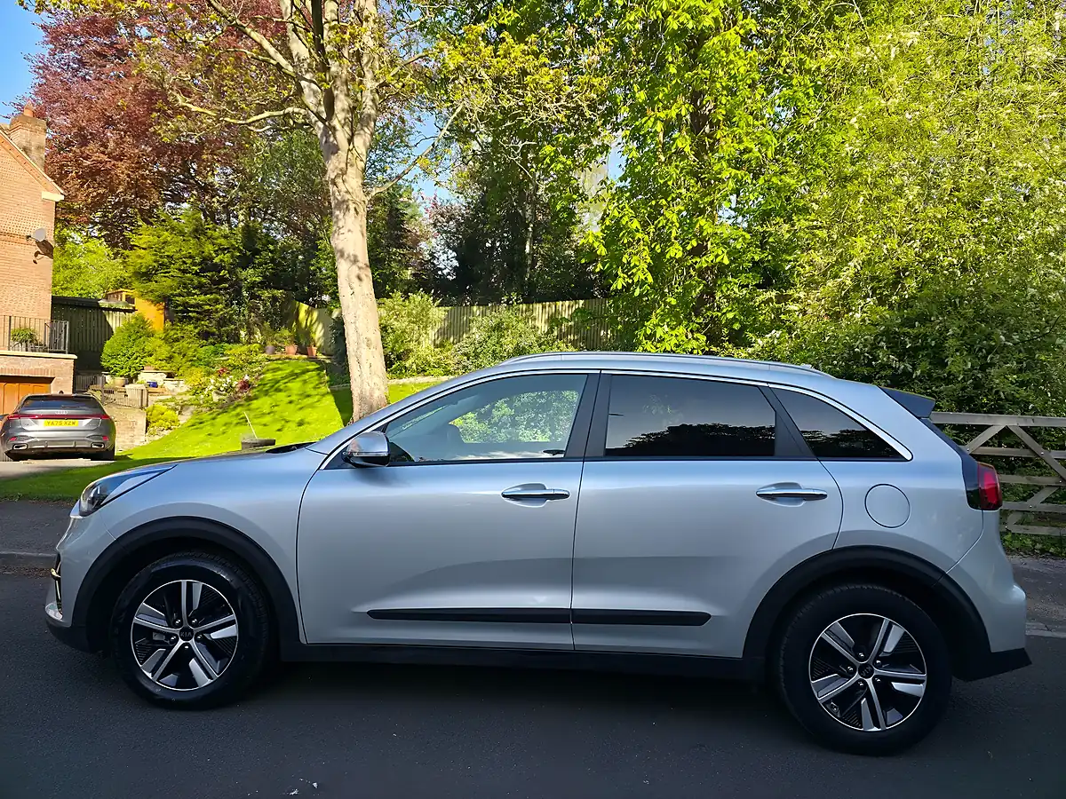 Used 2020 Kia Niro 2 Silver - Interior and Exterior details 5