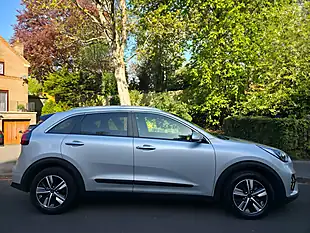 Used 2020 Kia Niro 2 Silver - Interior and Exterior details 7