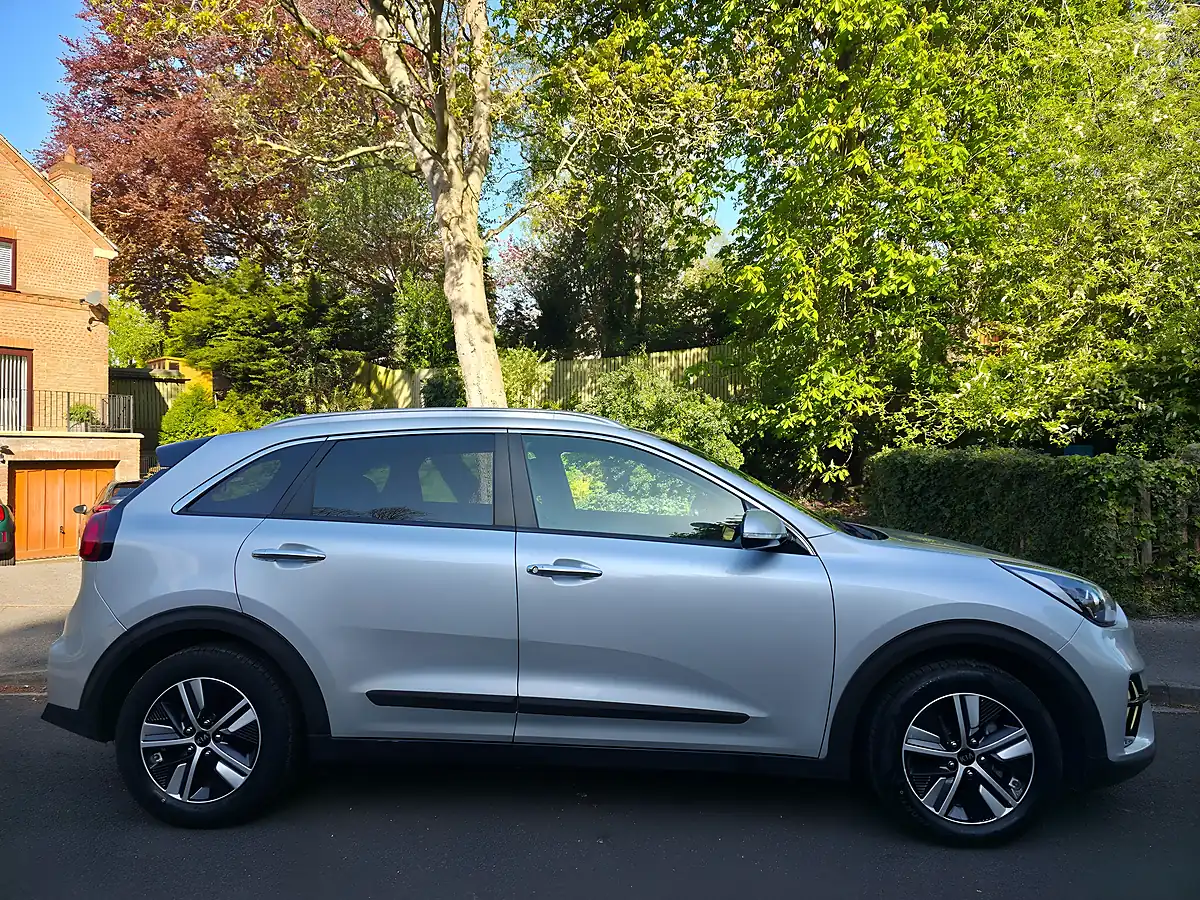 Used 2020 Kia Niro 2 Silver - Interior and Exterior details 7