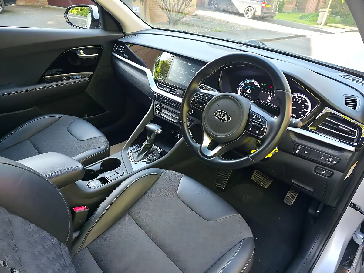 Used 2020 Kia Niro 2 Silver - Interior and Exterior details 9