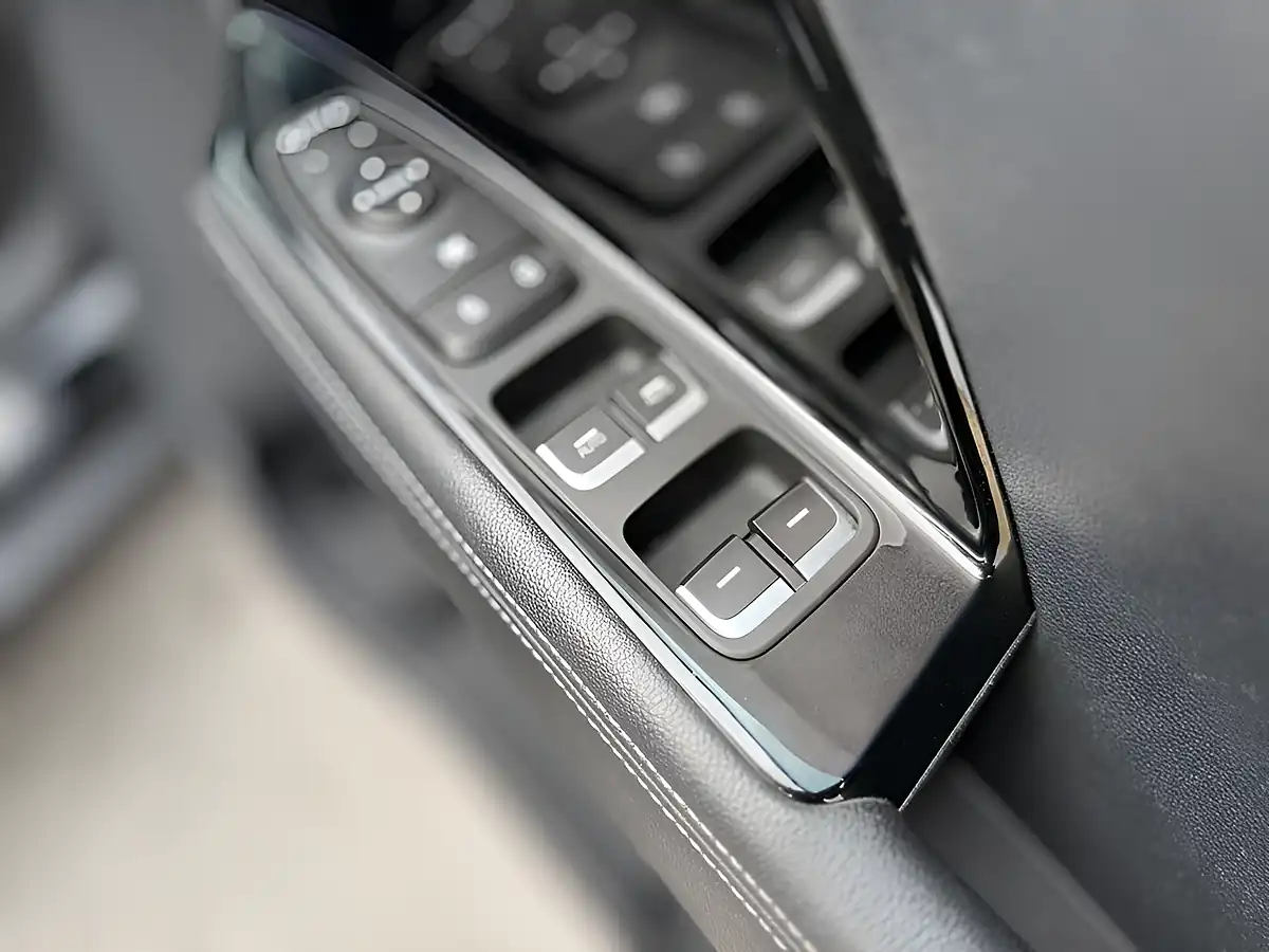Used 2020 Kia Niro 4 Black - Interior and Exterior details 13