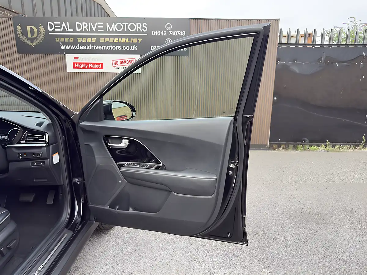 Used 2020 Kia Niro 4 Black - Interior and Exterior details 9