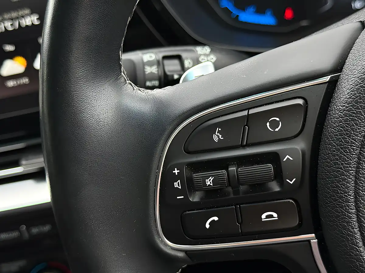 Used 2020 Kia Niro 4 Blue - Interior and Exterior details 17