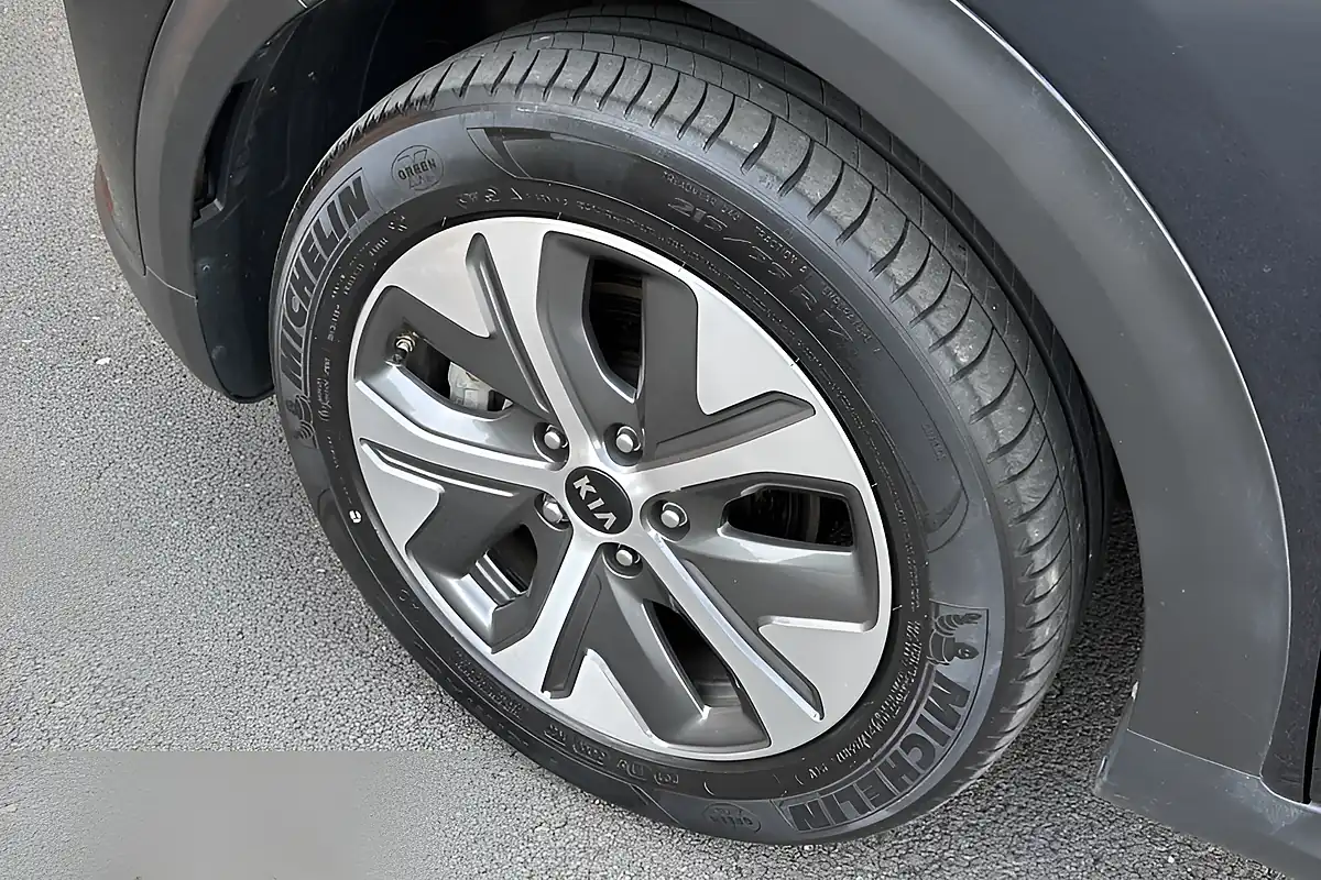 Used 2020 Kia Niro 4 Blue - Interior and Exterior details 15