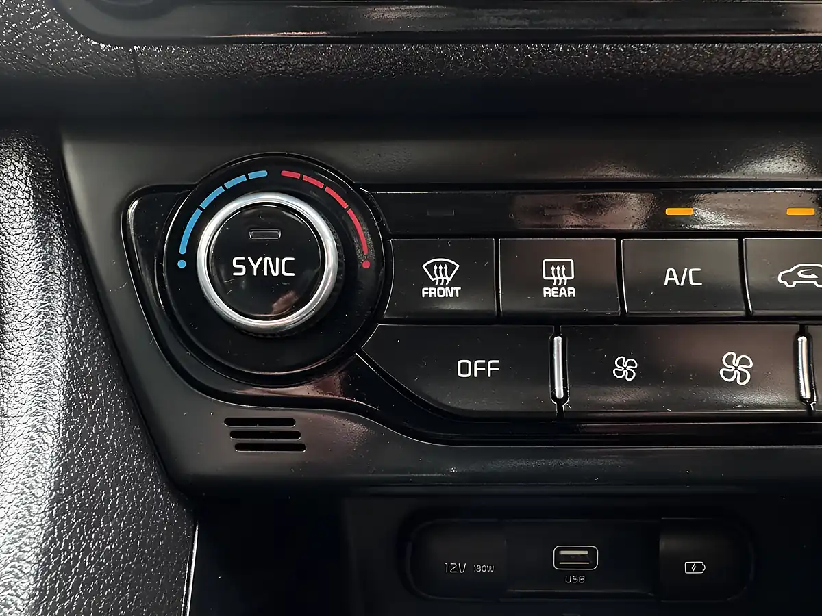 Used 2020 Kia Niro 4 Silver - Interior and Exterior details 17