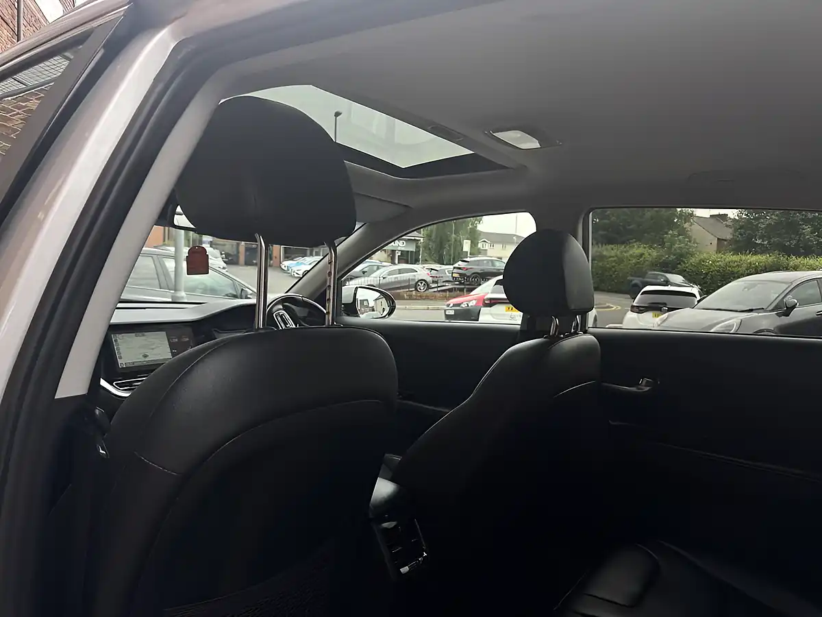 Used 2020 Kia Niro 4 Silver - Interior and Exterior details 9
