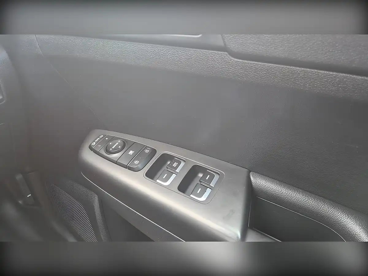 Used 2020 Kia Sportage 2 Red - Interior and Exterior details 14