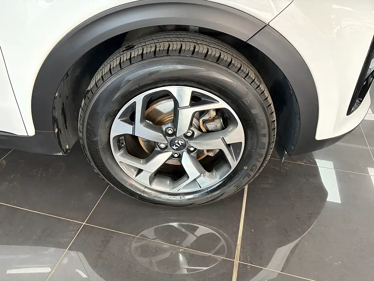 Used 2020 Kia Sportage 2 White - Interior and Exterior details 12