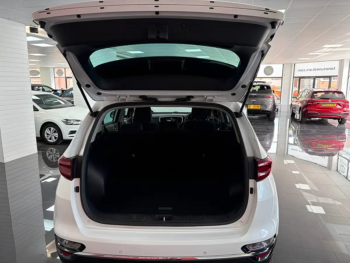 Used 2020 Kia Sportage 2 White - Interior and Exterior details 18
