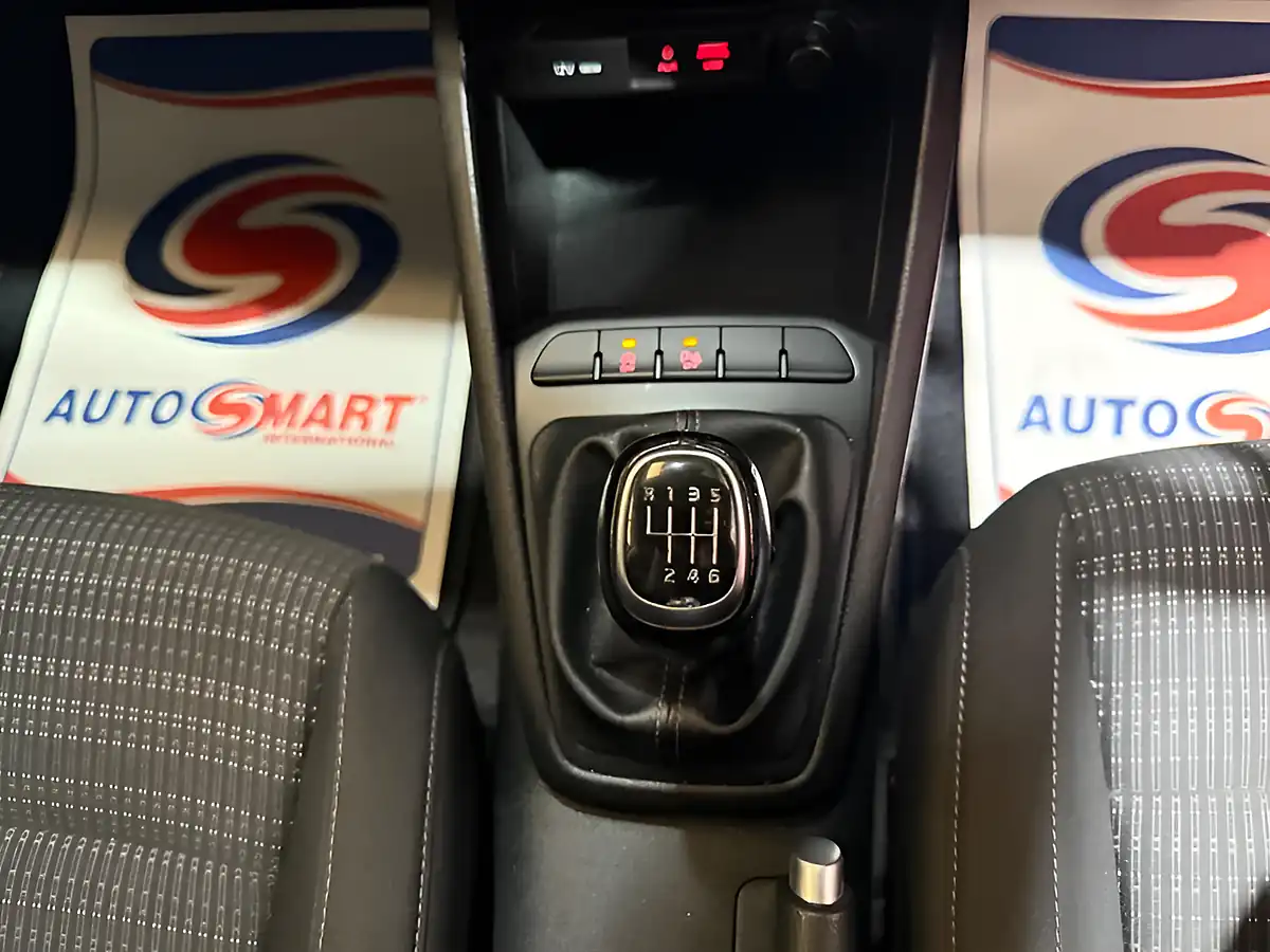 Used 2020 Kia Stonic 2 White - Interior and Exterior details 12