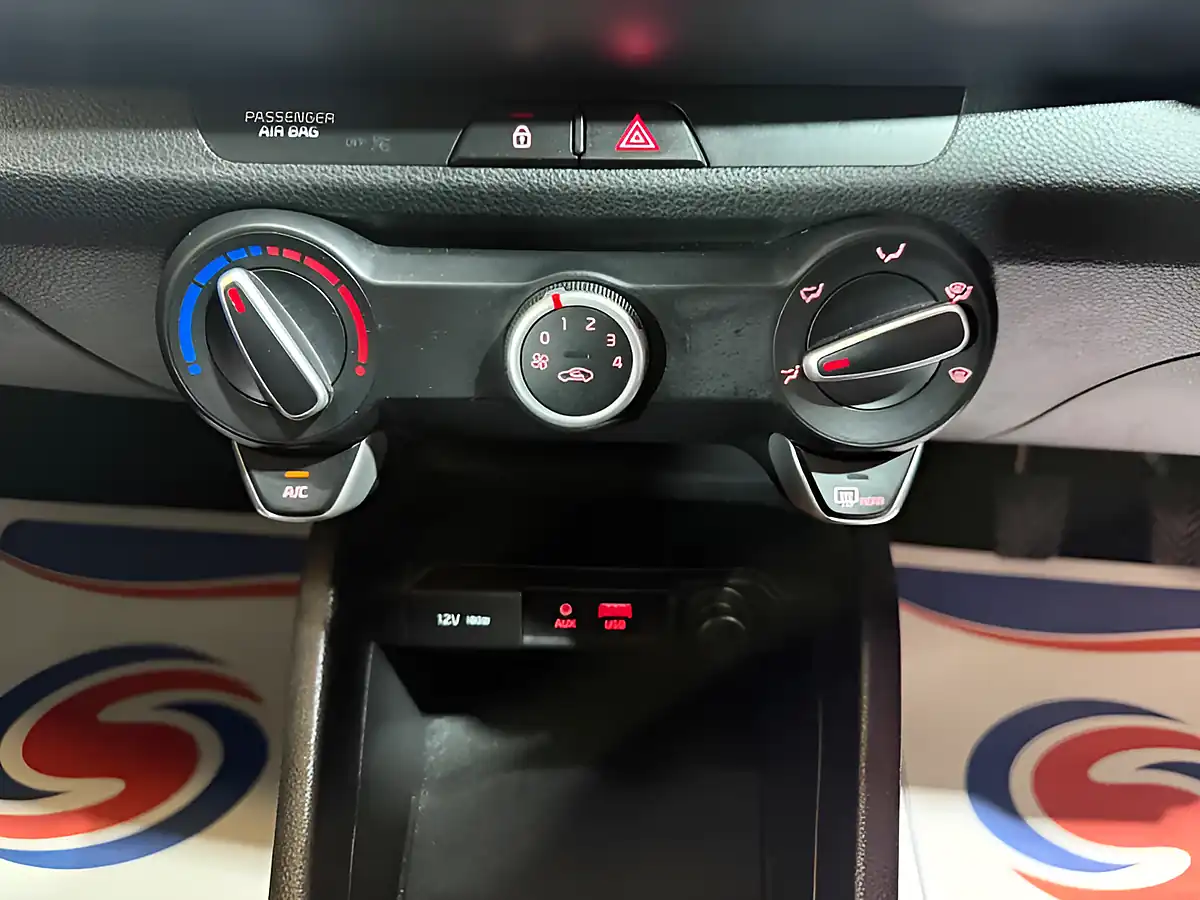 Used 2020 Kia Stonic 2 White - Interior and Exterior details 14