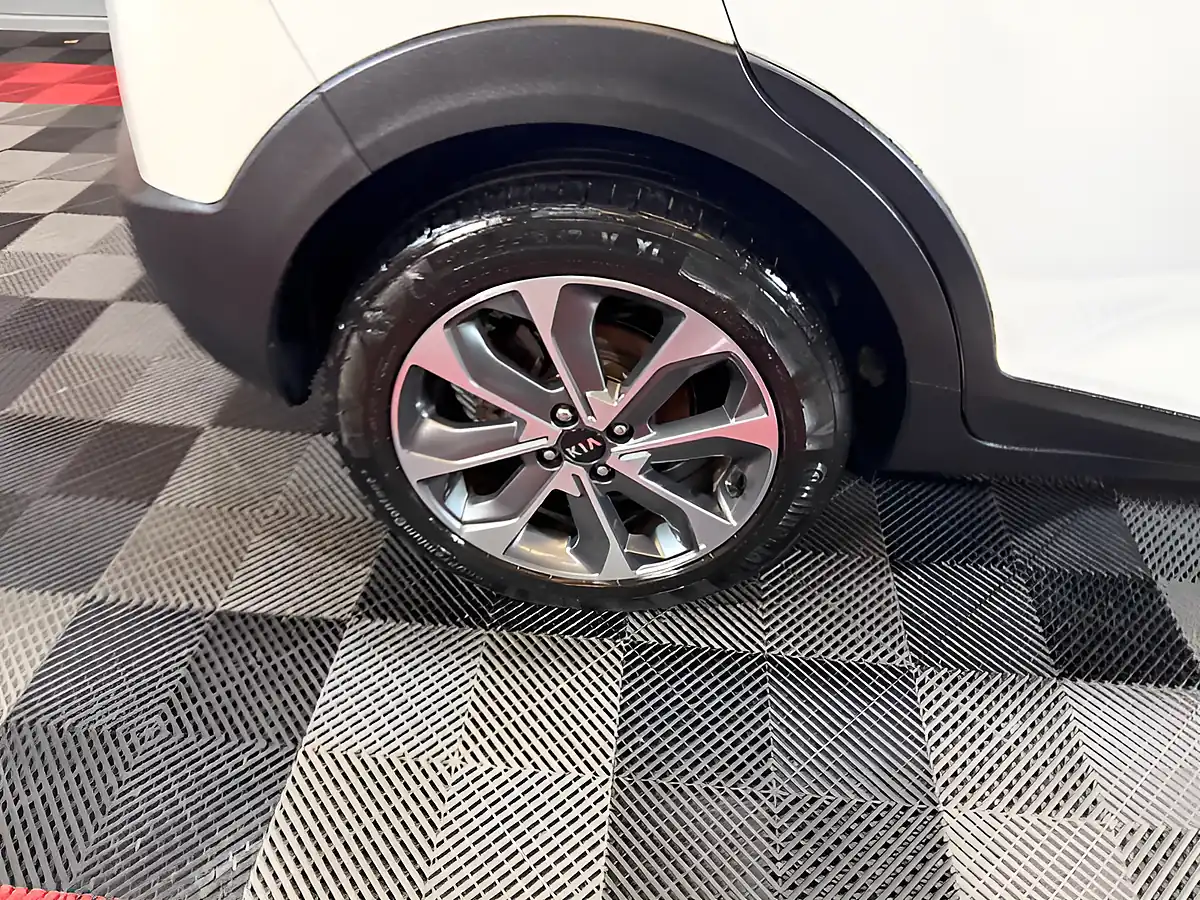 Used 2020 Kia Stonic 2 White - Interior and Exterior details 15