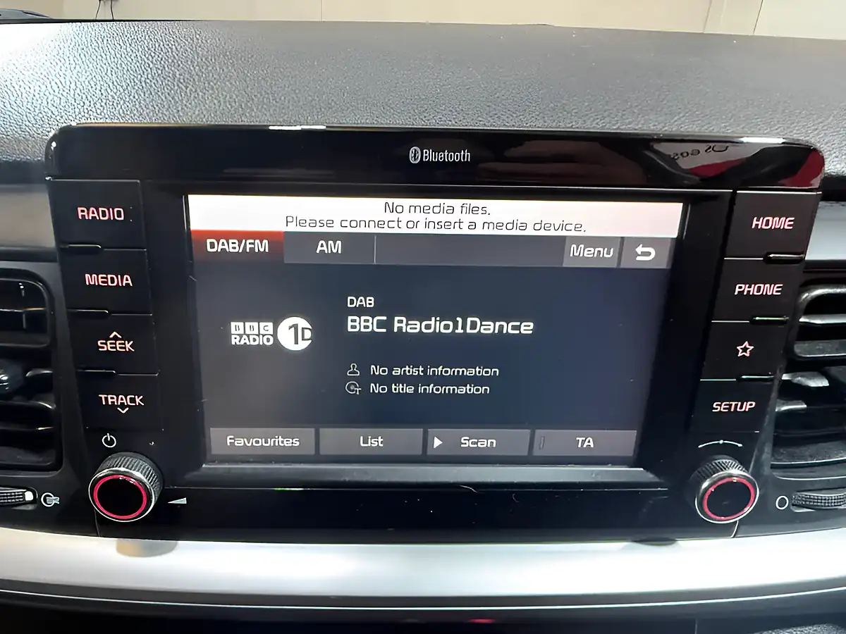 Used 2020 Kia Stonic 2 White - Interior and Exterior details 16