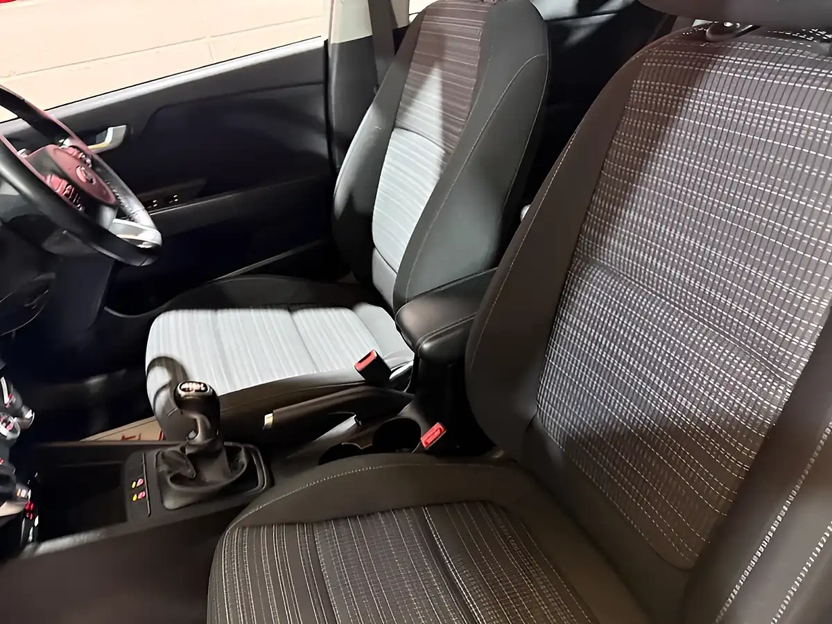 Used 2020 Kia Stonic 2 White - Interior and Exterior details 18