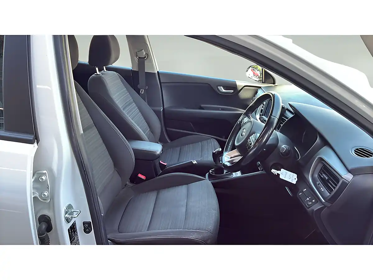Used 2020 Kia Stonic Stonic 2 White - Interior and Exterior details 6