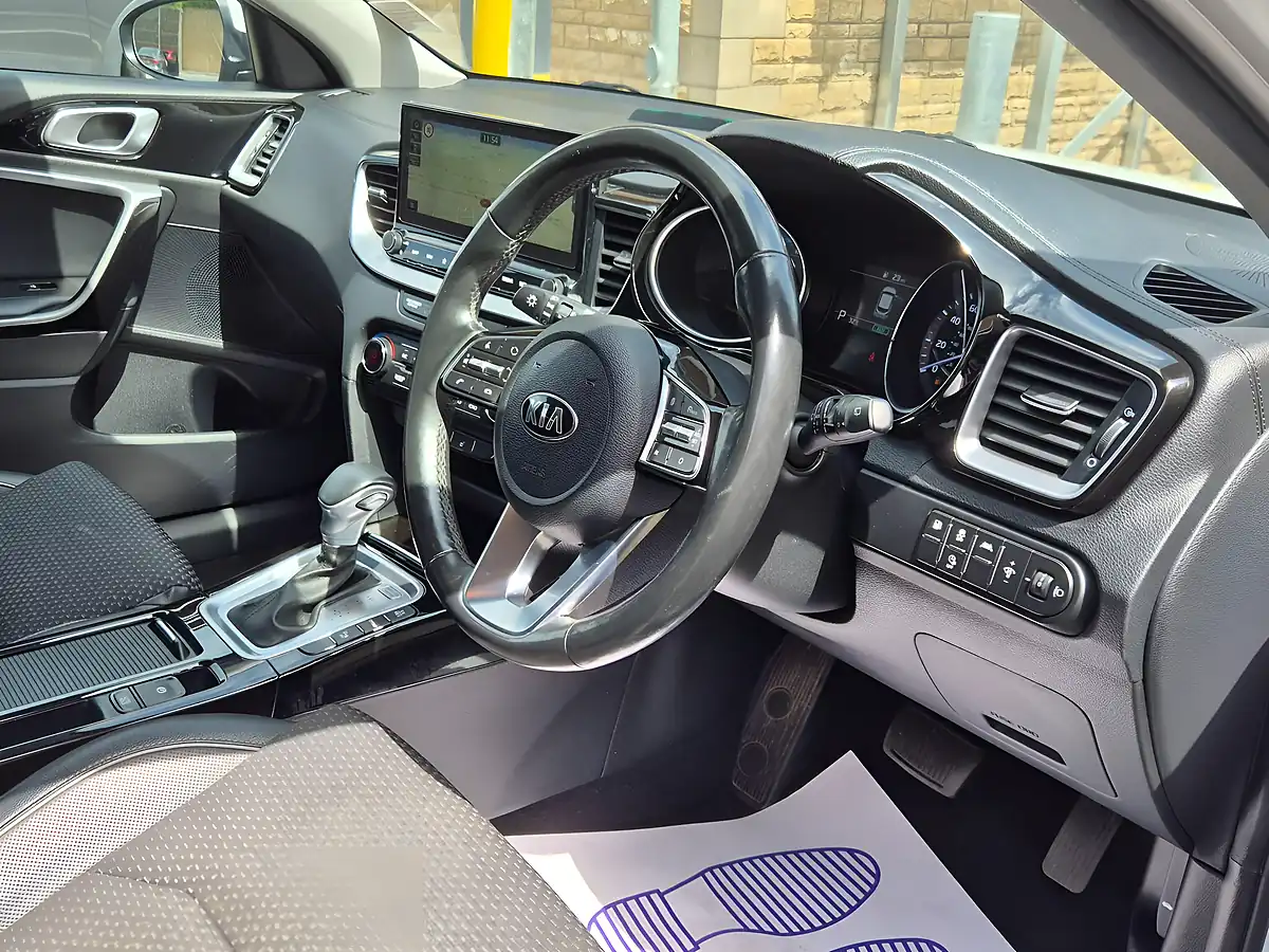 Used 2020 Kia Xceed 3 White - Interior and Exterior details 6