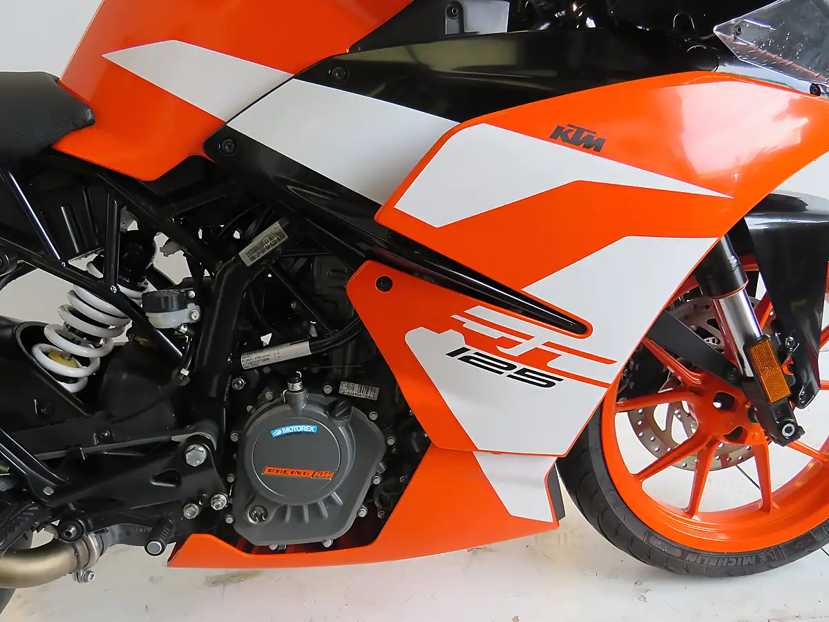 Used 2020 Ktm Rc 125 Orange - Interior and Exterior details 10