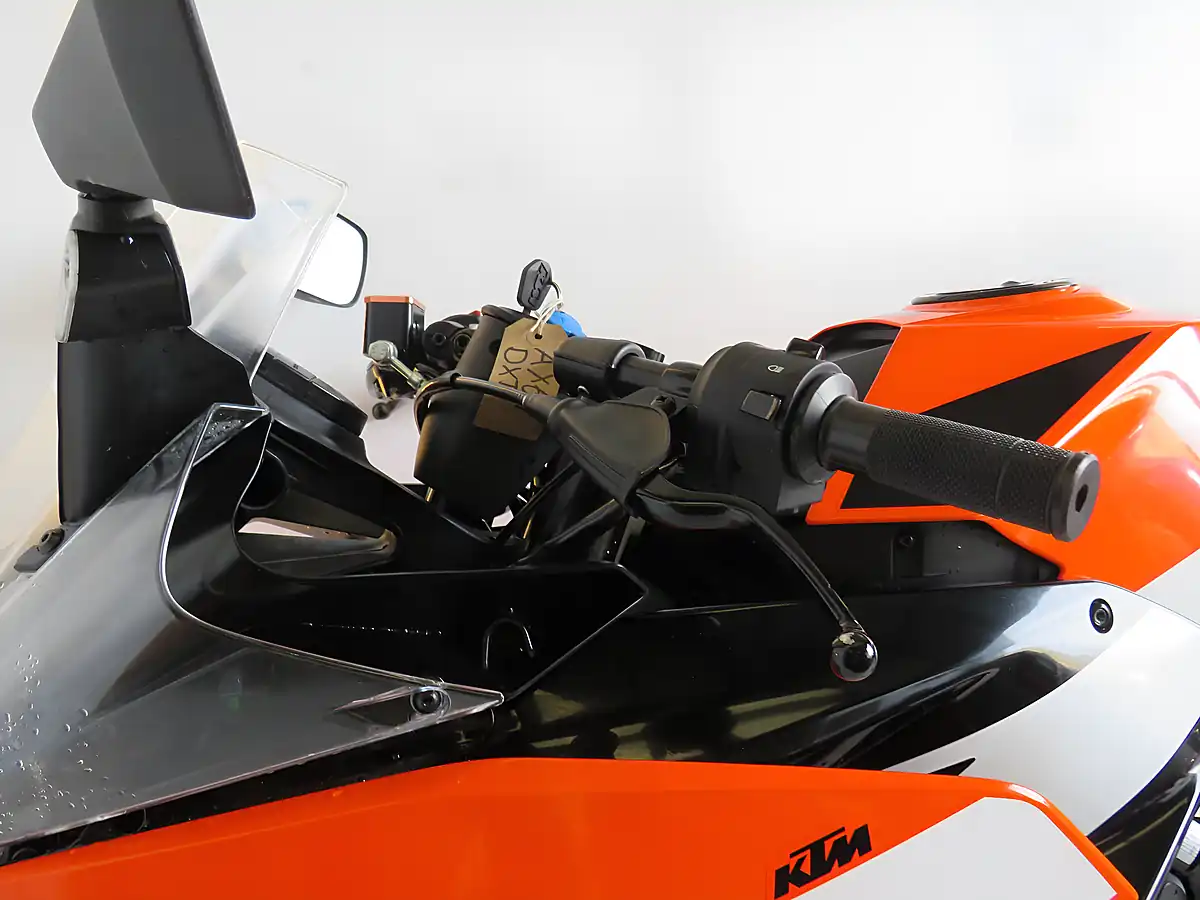 Used 2020 Ktm Rc 125 Orange - Interior and Exterior details 14