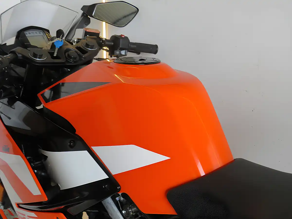 Used 2020 Ktm Rc 125 Orange - Interior and Exterior details 18