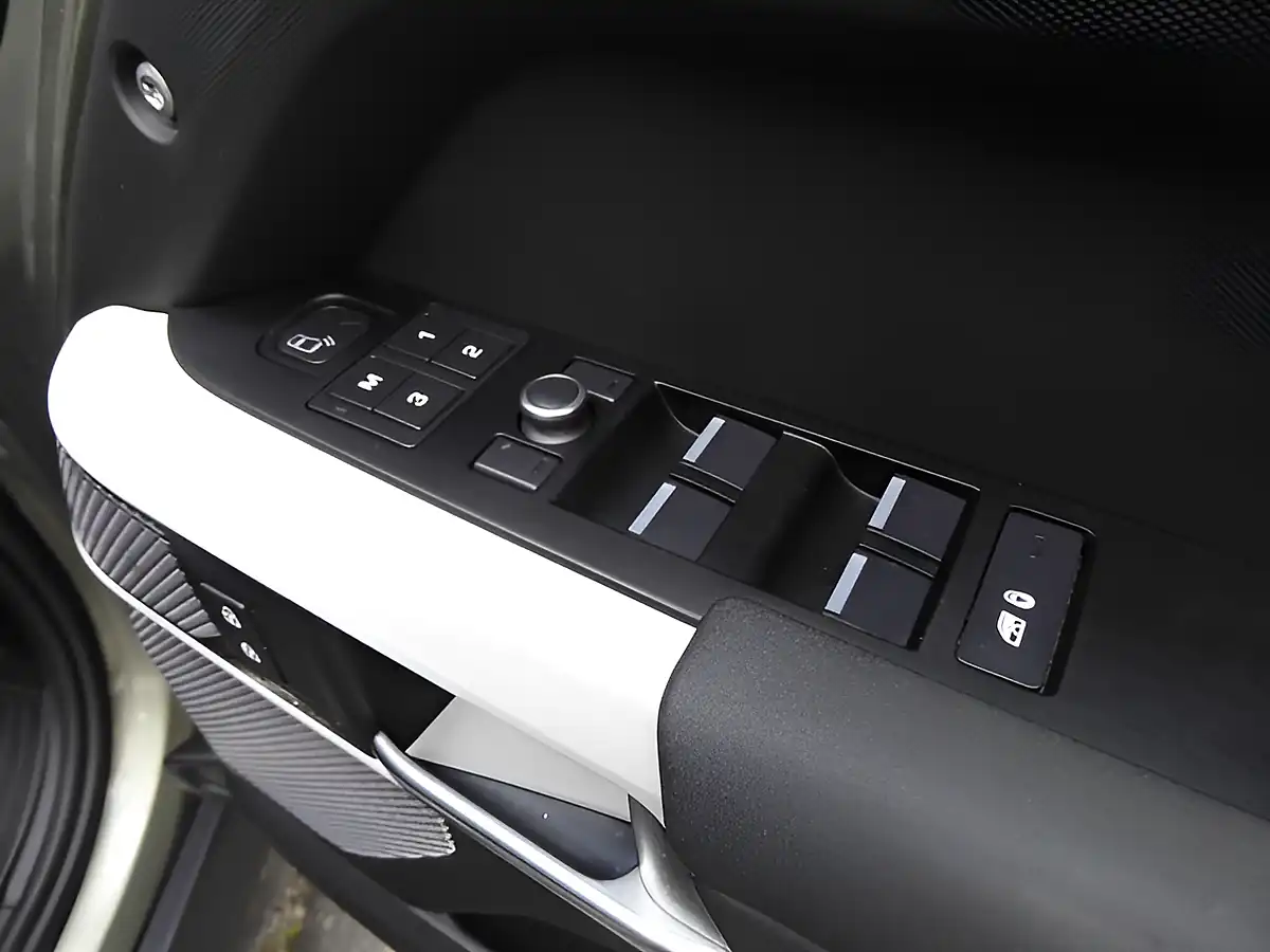 Used 2020 Land Rover Defender 110 First Edition Green - Interior and Exterior details 18