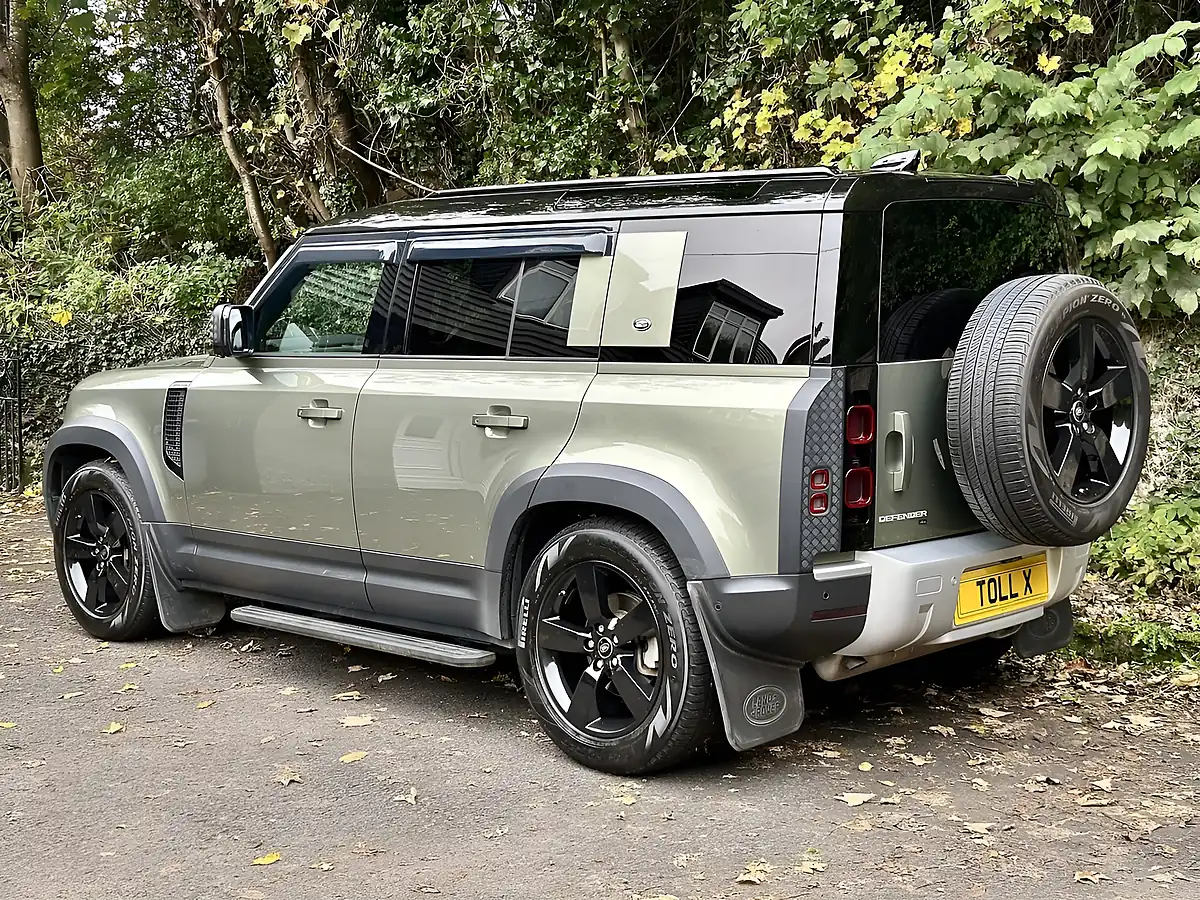 Used 2020 Land Rover Defender 110 Hse Pangea Green - Interior and Exterior details 4