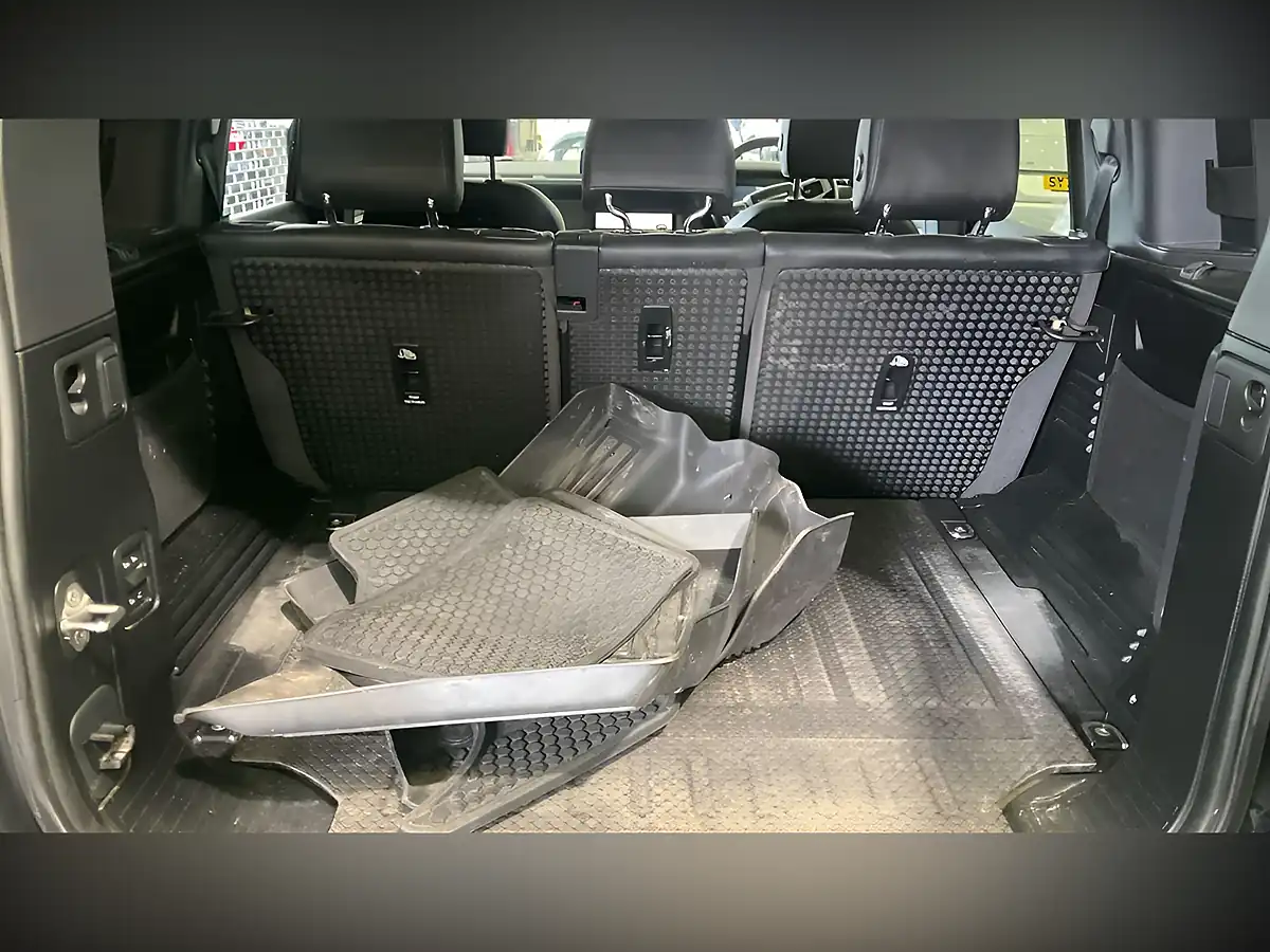 Used 2020 Land Rover Defender 110 Se Grey - Interior and Exterior details 11