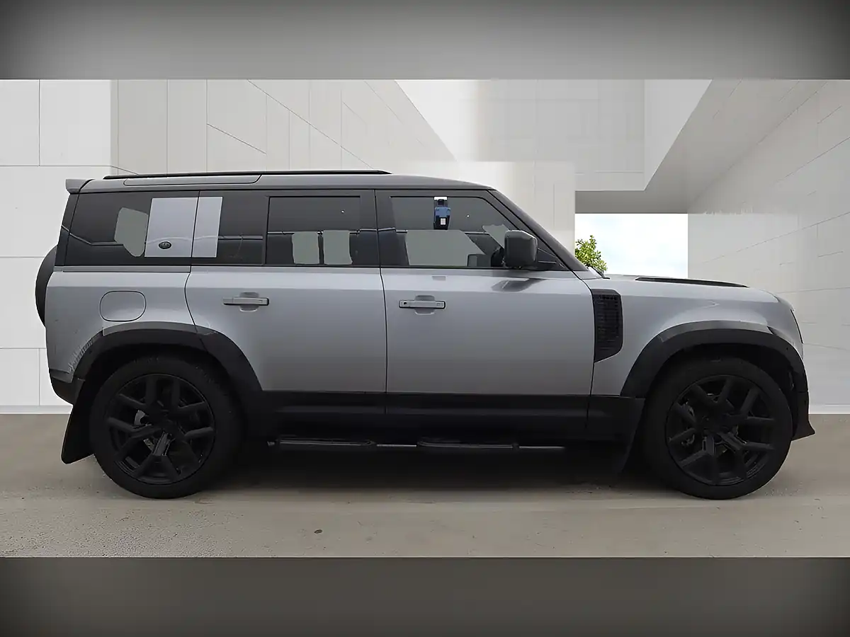 Used 2020 Land Rover Defender 110 Se Grey - Interior and Exterior details 7