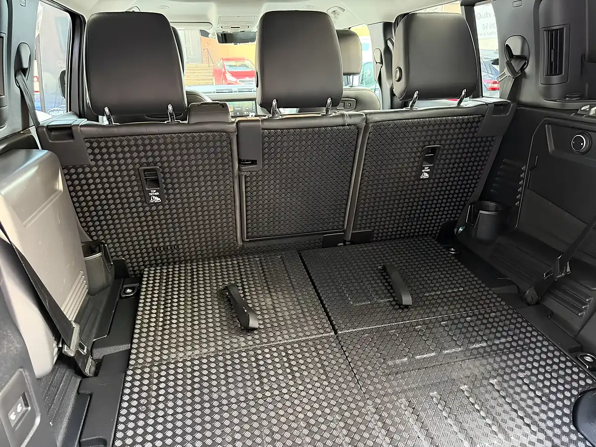 Used 2020 Land Rover Defender 110 Se Grey - Interior and Exterior details 18