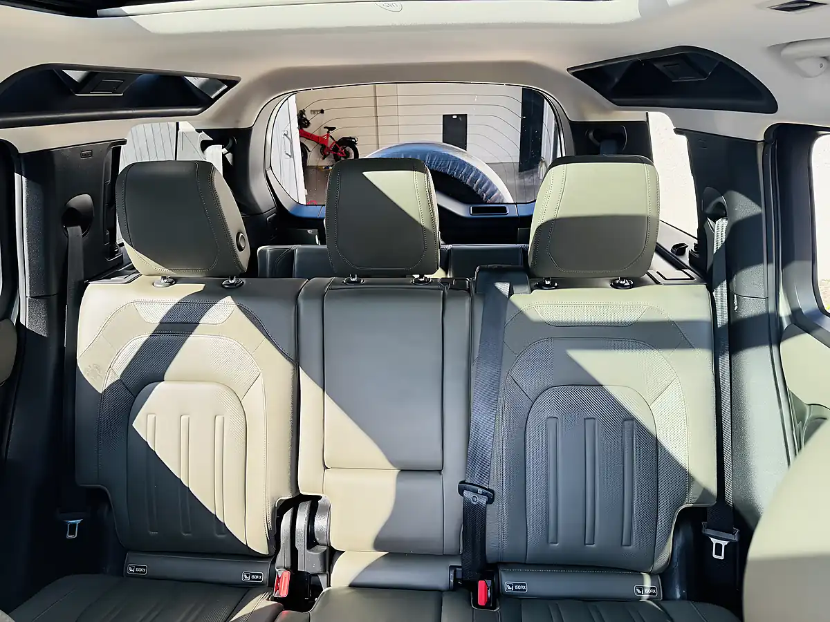Used 2020 Land Rover Defender 110 Se Pangea Green Metallic - Interior and Exterior details 13