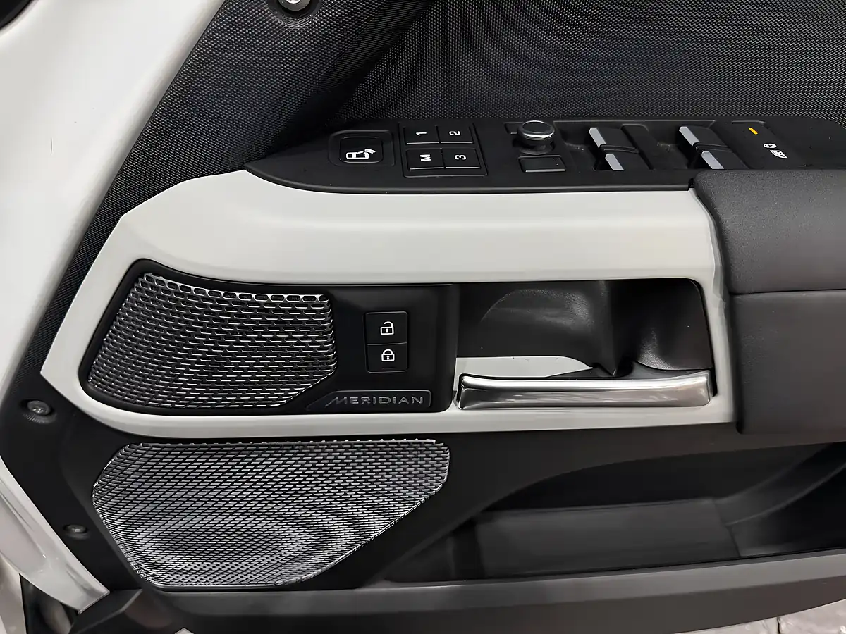 Used 2020 Land Rover Defender 110 Se White - Interior and Exterior details 10